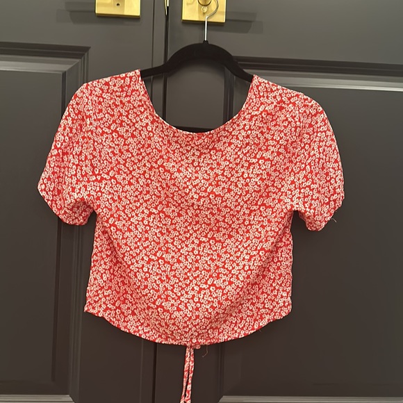 ROMWE Red & Floral Tie Crop Top - Picture 5 of 5